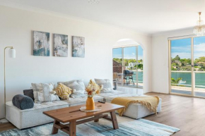 Stunning waterfront townhouse with shared swimpool, harbour view and free P, Sydney
